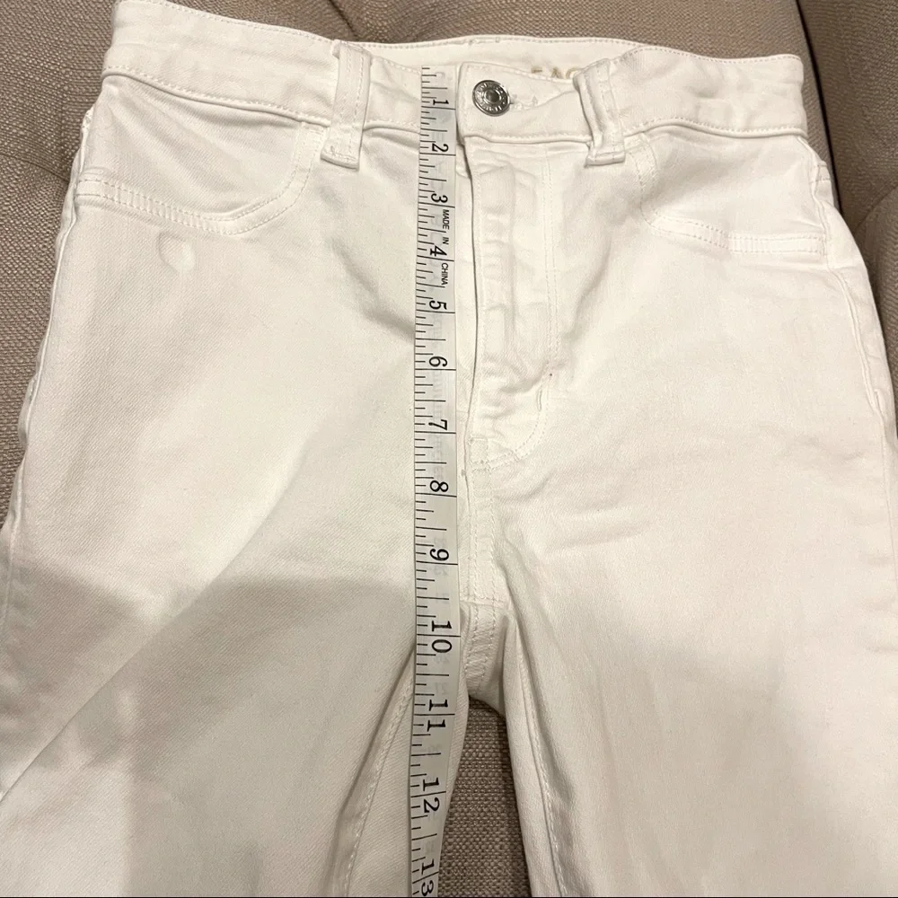 R: American Eagle Super Stretch White Jeggings 2 Short